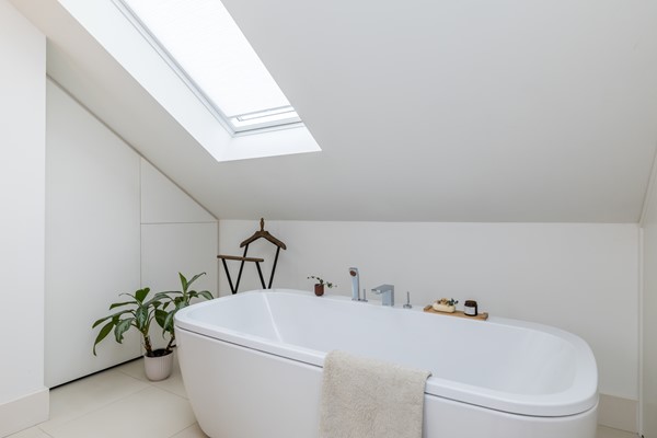 Foto - Verkocht onder voorbehoud: In een rustige en kindvriendelijke woonomgeving staat deze moderne instapklare geschakelde twee-onder-een-kapwoning (bouwjaar 2011) met voldoende woonoppervlakte, garage en tuin.